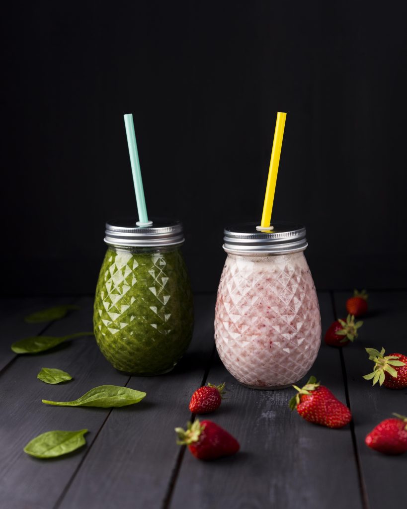 jars spinach strawberry smoothie