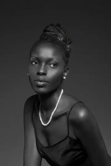 elegant-black-white-portrait-woman-pearls