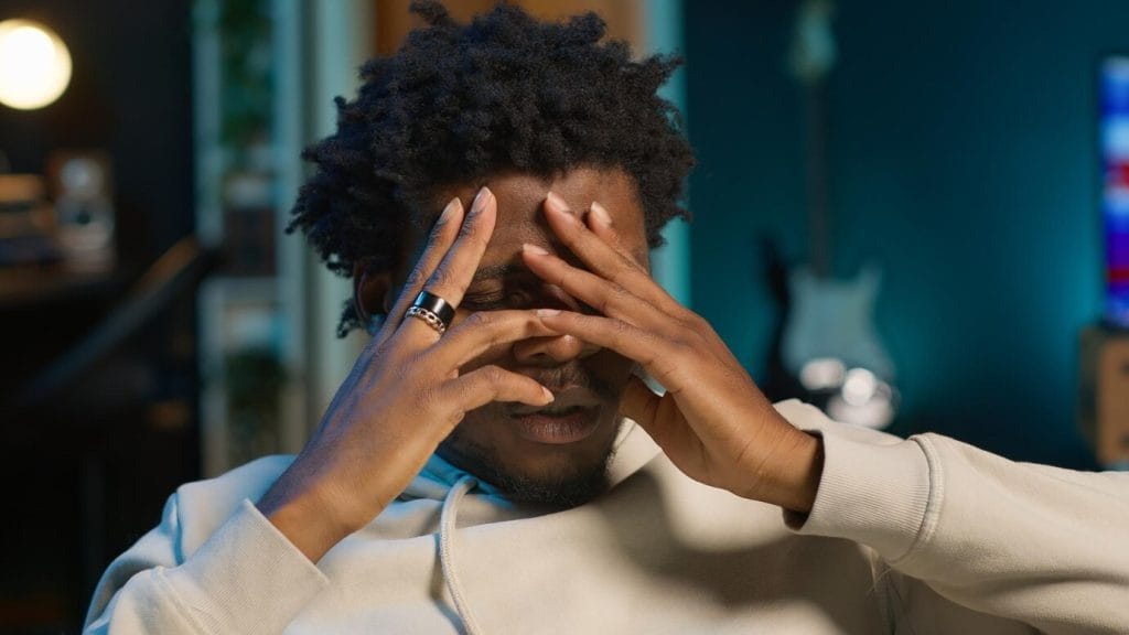 How to decenter emotionally unavailable men

